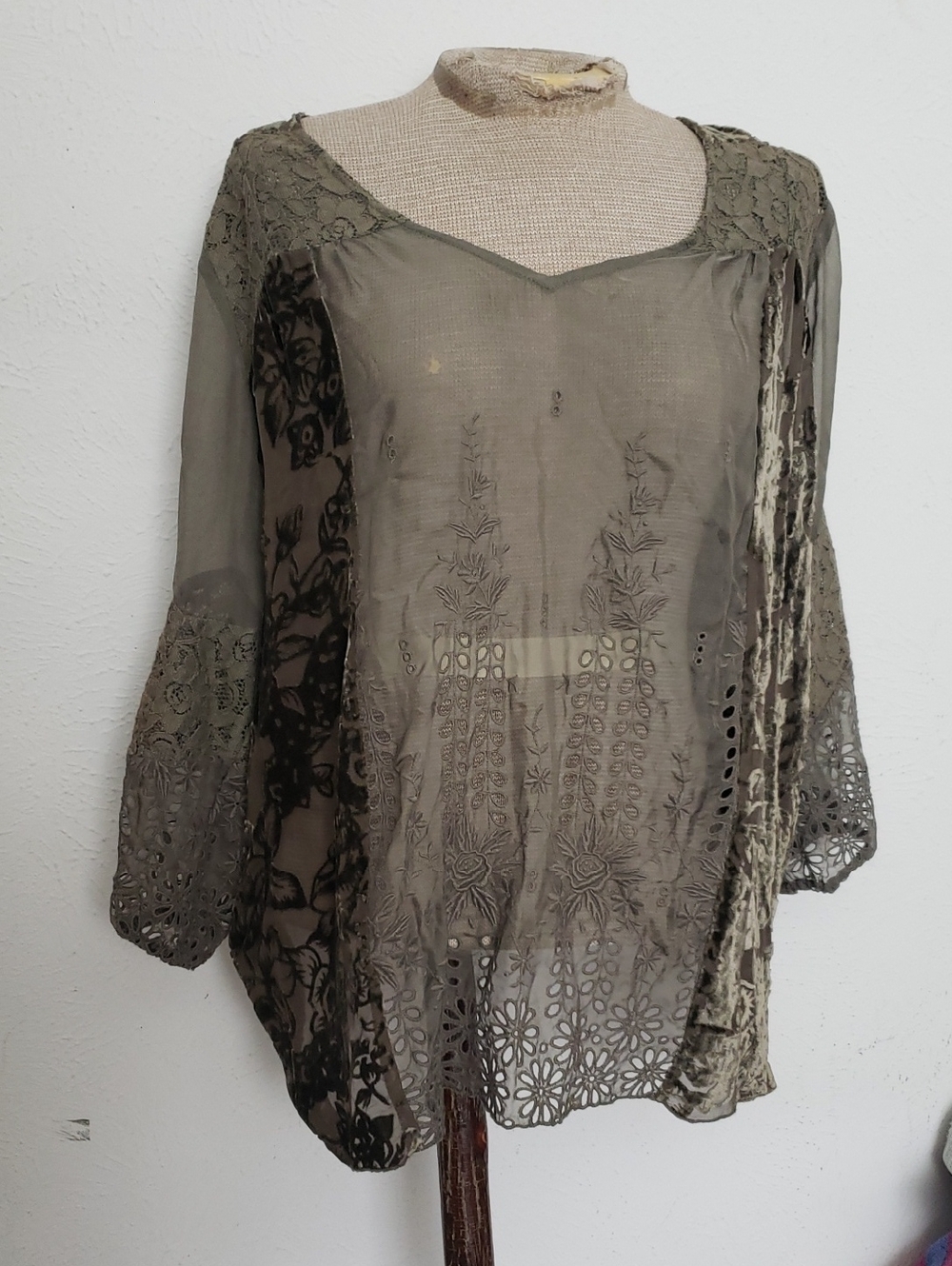 NOUGHTIES RARE!! 4 LOVE AND LIBERTY BY JOHNNY WAS SILK BLEND SHEER EYELET TOP S